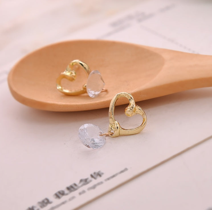 Temperament love earrings