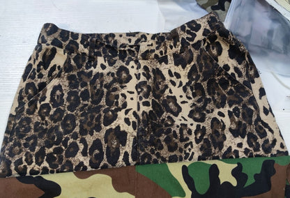 Shorts mit verwaschenem Camouflage-Druck und aufgestickter Tasche und Nähten