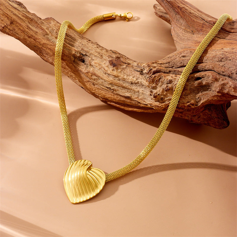 Fashion Vintage Gold-plated Striped Love Mesh Necklace