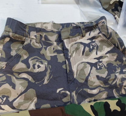 Shorts mit verwaschenem Camouflage-Druck und aufgestickter Tasche und Nähten