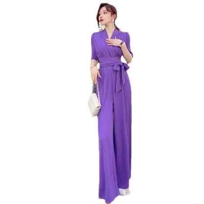 Eleganter, temperamentvoller Jumpsuit in reiner Farbe mit hoher Taille, schlankmachendem Schnitt und weitem Bein