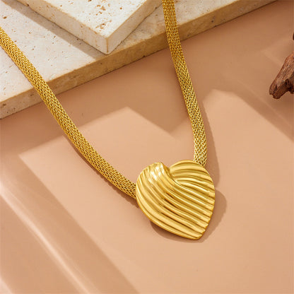 Fashion Vintage Gold-plated Striped Love Mesh Necklace